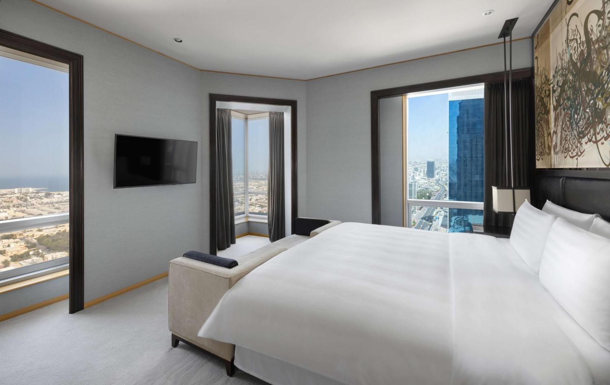 Shangri-La Дубай Екстериор снимка A bedroom at the Ritz-Carlton, DIFC